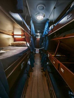 Cadiz, İspanya - 8 Ocak 2025: Asturias Prensesi Cadiz limanında bir donanma muhafızı olarak Juan Sebastian El Cano eğitim gemisine biner. İspanyol askeri gemisi. Dört direkli yelkenli gemi. Yelkenli..