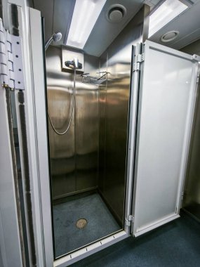 Cadiz, İspanya - 8 Ocak 2025: Asturias Prensesi Cadiz limanında bir donanma muhafızı olarak Juan Sebastian El Cano eğitim gemisine biner. İspanyol askeri gemisi. Dört direkli yelkenli gemi. Yelkenli..