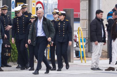 Cadiz, İspanya - 10 Ocak 2025: Asturias Prensesi uçağa binmeden önce Cadiz şehir merkezindeki bir restoranda arkadaşlarıyla yemek yemeye gider. Asturias Prensesi üniformalı.