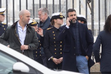 Cadiz, İspanya - 10 Ocak 2025: Asturias Prensesi uçağa binmeden önce Cadiz şehir merkezindeki bir restoranda arkadaşlarıyla yemek yemeye gider. Asturias Prensesi üniformalı.