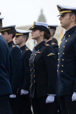 Cadiz, İspanya - 11 Ocak 2025: Asturias Prensesi Cadiz limanında Juan Sebastian El Cano eğitim gemisine biner. İspanya Kralı ve Kraliçesi denizden gelen kızlarına veda ediyor..