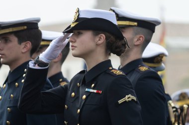 Cadiz, İspanya - 11 Ocak 2025: Asturias Prensesi Cadiz limanında Juan Sebastian El Cano eğitim gemisine biner. İspanya Kralı ve Kraliçesi denizden gelen kızlarına veda ediyor..