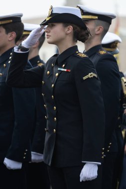 Cadiz, İspanya - 11 Ocak 2025: Asturias Prensesi Cadiz limanında Juan Sebastian El Cano eğitim gemisine biner. İspanya Kralı ve Kraliçesi denizden gelen kızlarına veda ediyor..