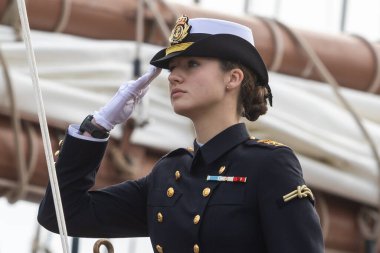 Cadiz, İspanya - 11 Ocak 2025: Asturias Prensesi Cadiz limanında Juan Sebastian El Cano eğitim gemisine biner. İspanya Kralı ve Kraliçesi denizden gelen kızlarına veda ediyor..