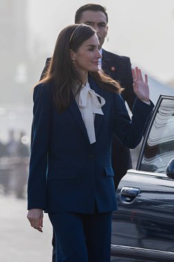 Cadiz, İspanya - 11 Ocak 2025: Asturias Prensesi Cadiz limanında Juan Sebastian El Cano eğitim gemisine biner. İspanya Kralı ve Kraliçesi denizden gelen kızlarına veda ediyor..