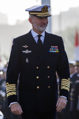 Cadiz, İspanya - 11 Ocak 2025: Asturias Prensesi Cadiz limanında Juan Sebastian El Cano eğitim gemisine biner. İspanya Kralı ve Kraliçesi denizden gelen kızlarına veda ediyor..