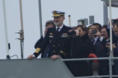 Cadiz, İspanya - 11 Ocak 2025: Asturias Prensesi Cadiz limanında Juan Sebastian El Cano eğitim gemisine biner. İspanya Kralı ve Kraliçesi denizden gelen kızlarına veda ediyor..