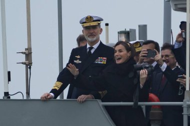 Cadiz, İspanya - 11 Ocak 2025: Asturias Prensesi Cadiz limanında Juan Sebastian El Cano eğitim gemisine biner. İspanya Kralı ve Kraliçesi denizden gelen kızlarına veda ediyor..