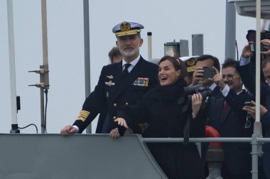 Cadiz, İspanya - 11 Ocak 2025: Asturias Prensesi Cadiz limanında Juan Sebastian El Cano eğitim gemisine biner. İspanya Kralı ve Kraliçesi denizden gelen kızlarına veda ediyor..