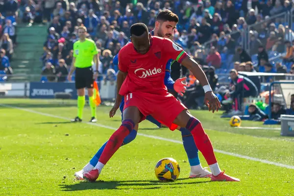 Madrid, İspanya - 1 Şubat 2025: Getafe Fc ile Sevilla Fc arasındaki lig maçı Madrid 'de oynandı. Sevilla FC oyuncuları. Lig 2024, 2025. Profesyonel futbol..