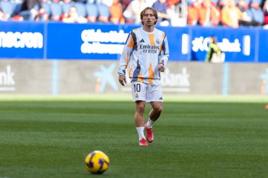 Pamplona, İspanya - 15 Şubat 2025: Pamplona 'da oynanan Osasuna ve Real Madrid ligi maçı. Gerçek Madrid oyuncuları. Avrupa şampiyonları. Lig 2024, 2025