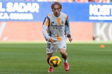 Pamplona, İspanya - 15 Şubat 2025: Pamplona 'da oynanan Osasuna ve Real Madrid ligi maçı. Gerçek Madrid oyuncuları. Avrupa şampiyonları. Lig 2024, 2025