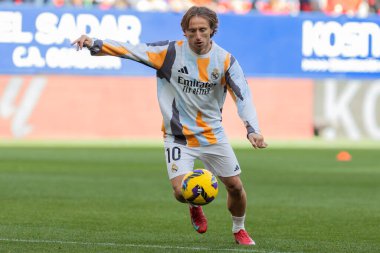 Pamplona, İspanya - 15 Şubat 2025: Pamplona 'da oynanan Osasuna ve Real Madrid ligi maçı. Gerçek Madrid oyuncuları. Avrupa şampiyonları. Lig 2024, 2025