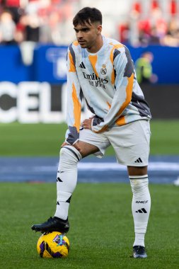 Pamplona, İspanya - 15 Şubat 2025: Pamplona 'da oynanan Osasuna ve Real Madrid ligi maçı. Gerçek Madrid oyuncuları. Avrupa şampiyonları. Lig 2024, 2025