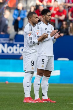 Pamplona, İspanya - 15 Şubat 2025: Pamplona 'da oynanan Osasuna ve Real Madrid ligi maçı. Gerçek Madrid oyuncuları. Avrupa şampiyonları. Lig 2024, 2025