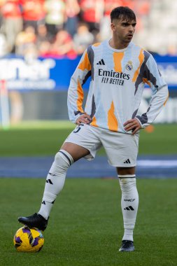 Pamplona, İspanya - 15 Şubat 2025: Pamplona 'da oynanan Osasuna ve Real Madrid ligi maçı. Gerçek Madrid oyuncuları. Avrupa şampiyonları. Lig 2024, 2025