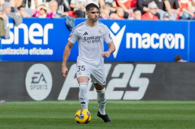 Pamplona, İspanya - 15 Şubat 2025: Pamplona 'da oynanan Osasuna ve Real Madrid ligi maçı. Gerçek Madrid oyuncuları. Avrupa şampiyonları. Lig 2024, 2025