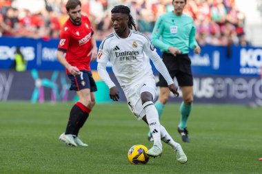 Pamplona, İspanya - 15 Şubat 2025: Pamplona 'da oynanan Osasuna ve Real Madrid ligi maçı. Gerçek Madrid oyuncuları. Avrupa şampiyonları. Lig 2024, 2025
