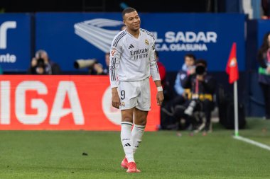 Pamplona, İspanya - 15 Şubat 2025: Pamplona 'da oynanan Osasuna ve Real Madrid ligi maçı. Gerçek Madrid oyuncuları. Avrupa şampiyonları. Lig 2024, 2025