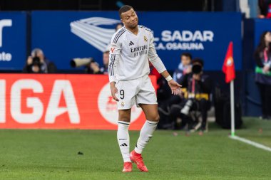 Pamplona, İspanya - 15 Şubat 2025: Pamplona 'da oynanan Osasuna ve Real Madrid ligi maçı. Gerçek Madrid oyuncuları. Avrupa şampiyonları. Lig 2024, 2025