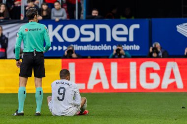 Pamplona, İspanya - 15 Şubat 2025: Pamplona 'da oynanan Osasuna ve Real Madrid ligi maçı. Gerçek Madrid oyuncuları. Avrupa şampiyonları. Lig 2024, 2025