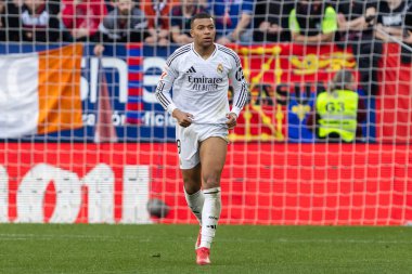 Pamplona, İspanya - 15 Şubat 2025: Pamplona 'da oynanan Osasuna ve Real Madrid ligi maçı. Gerçek Madrid oyuncuları. Avrupa şampiyonları. Lig 2024, 2025