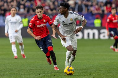 Pamplona, İspanya - 15 Şubat 2025: Pamplona 'da oynanan Osasuna ve Real Madrid ligi maçı. Gerçek Madrid oyuncuları. Avrupa şampiyonları. Lig 2024, 2025