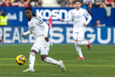 Pamplona, İspanya - 15 Şubat 2025: Pamplona 'da oynanan Osasuna ve Real Madrid ligi maçı. Gerçek Madrid oyuncuları. Avrupa şampiyonları. Lig 2024, 2025