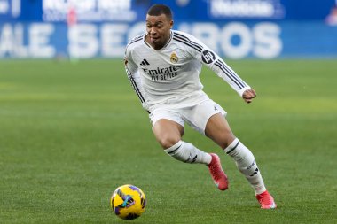 Pamplona, İspanya - 15 Şubat 2025: Pamplona 'da oynanan Osasuna ve Real Madrid ligi maçı. Gerçek Madrid oyuncuları. Avrupa şampiyonları. Lig 2024, 2025