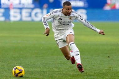 Pamplona, İspanya - 15 Şubat 2025: Pamplona 'da oynanan Osasuna ve Real Madrid ligi maçı. Gerçek Madrid oyuncuları. Avrupa şampiyonları. Lig 2024, 2025