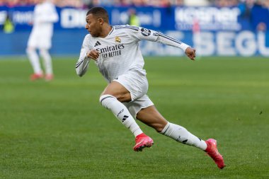 Pamplona, İspanya - 15 Şubat 2025: Pamplona 'da oynanan Osasuna ve Real Madrid ligi maçı. Gerçek Madrid oyuncuları. Avrupa şampiyonları. Lig 2024, 2025