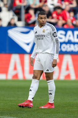 Pamplona, İspanya - 15 Şubat 2025: Pamplona 'da oynanan Osasuna ve Real Madrid ligi maçı. Gerçek Madrid oyuncuları. Avrupa şampiyonları. Lig 2024, 2025