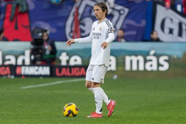 Pamplona, İspanya - 15 Şubat 2025: Pamplona 'da oynanan Osasuna ve Real Madrid ligi maçı. Gerçek Madrid oyuncuları. Avrupa şampiyonları. Lig 2024, 2025