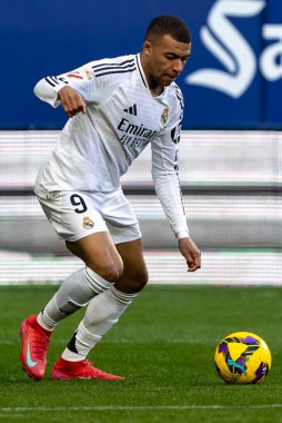 Pamplona, İspanya - 15 Şubat 2025: Pamplona 'da oynanan Osasuna ve Real Madrid ligi maçı. Gerçek Madrid oyuncuları. Avrupa şampiyonları. Lig 2024, 2025