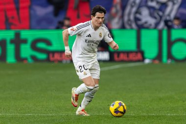 Pamplona, İspanya - 15 Şubat 2025: Pamplona 'da oynanan Osasuna ve Real Madrid ligi maçı. Gerçek Madrid oyuncuları. Avrupa şampiyonları. Lig 2024, 2025