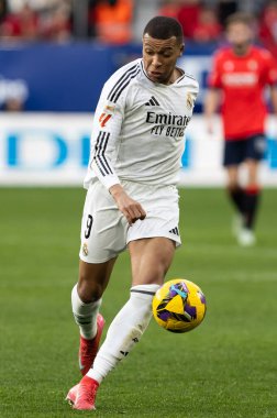 Pamplona, İspanya - 15 Şubat 2025: Pamplona 'da oynanan Osasuna ve Real Madrid ligi maçı. Gerçek Madrid oyuncuları. Avrupa şampiyonları. Lig 2024, 2025