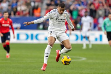 Pamplona, İspanya - 15 Şubat 2025: Pamplona 'da oynanan Osasuna ve Real Madrid ligi maçı. Gerçek Madrid oyuncuları. Avrupa şampiyonları. Lig 2024, 2025