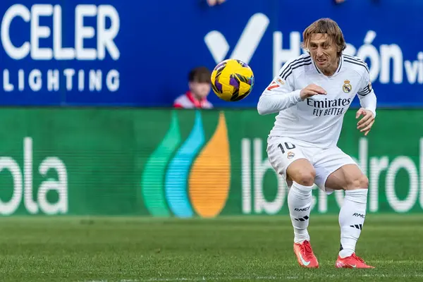 Pamplona, İspanya - 15 Şubat 2025: Pamplona 'da oynanan Osasuna ve Real Madrid ligi maçı. Gerçek Madrid oyuncuları. Avrupa şampiyonları. Lig 2024, 2025