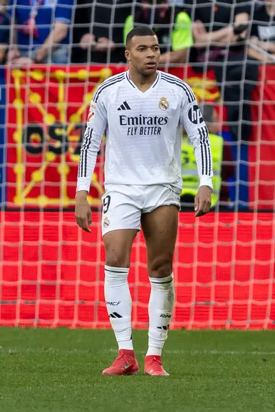 Pamplona, İspanya - 15 Şubat 2025: Pamplona 'da oynanan Osasuna ve Real Madrid ligi maçı. Gerçek Madrid oyuncuları. Avrupa şampiyonları. Lig 2024, 2025