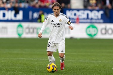 Pamplona, İspanya - 15 Şubat 2025: Pamplona 'da oynanan Osasuna ve Real Madrid ligi maçı. Gerçek Madrid oyuncuları. Avrupa şampiyonları. Lig 2024, 2025