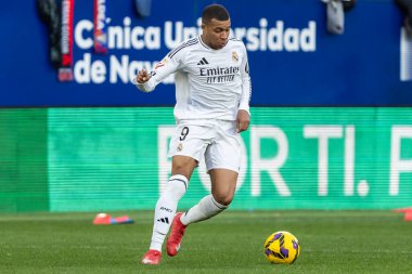 Pamplona, İspanya - 15 Şubat 2025: Pamplona 'da oynanan Osasuna ve Real Madrid ligi maçı. Gerçek Madrid oyuncuları. Avrupa şampiyonları. Lig 2024, 2025