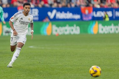 Pamplona, İspanya - 15 Şubat 2025: Pamplona 'da oynanan Osasuna ve Real Madrid ligi maçı. Gerçek Madrid oyuncuları. Avrupa şampiyonları. Lig 2024, 2025