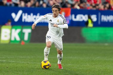 Pamplona, İspanya - 15 Şubat 2025: Pamplona 'da oynanan Osasuna ve Real Madrid ligi maçı. Gerçek Madrid oyuncuları. Avrupa şampiyonları. Lig 2024, 2025
