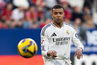 Pamplona, İspanya - 15 Şubat 2025: Pamplona 'da oynanan Osasuna ve Real Madrid ligi maçı. Gerçek Madrid oyuncuları. Avrupa şampiyonları. Lig 2024, 2025