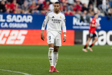 Pamplona, İspanya - 15 Şubat 2025: Pamplona 'da oynanan Osasuna ve Real Madrid ligi maçı. Gerçek Madrid oyuncuları. Avrupa şampiyonları. Lig 2024, 2025