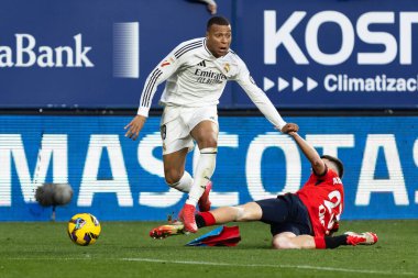 Pamplona, İspanya - 15 Şubat 2025: Pamplona 'da oynanan Osasuna ve Real Madrid ligi maçı. Gerçek Madrid oyuncuları. Avrupa şampiyonları. Lig 2024, 2025