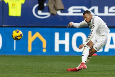 Pamplona, İspanya - 15 Şubat 2025: Pamplona 'da oynanan Osasuna ve Real Madrid ligi maçı. Gerçek Madrid oyuncuları. Avrupa şampiyonları. Lig 2024, 2025