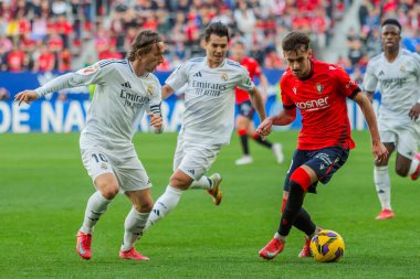 Pamplona, İspanya - 15 Şubat 2025: Pamplona 'da oynanan Osasuna ve Real Madrid ligi maçı. Gerçek Madrid oyuncuları. Avrupa şampiyonları. Lig 2024, 2025
