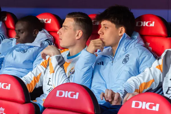 Pamplona, İspanya - 15 Şubat 2025: Pamplona 'da oynanan Osasuna ve Real Madrid ligi maçı. Gerçek Madrid oyuncuları. Avrupa şampiyonları. Lig 2024, 2025