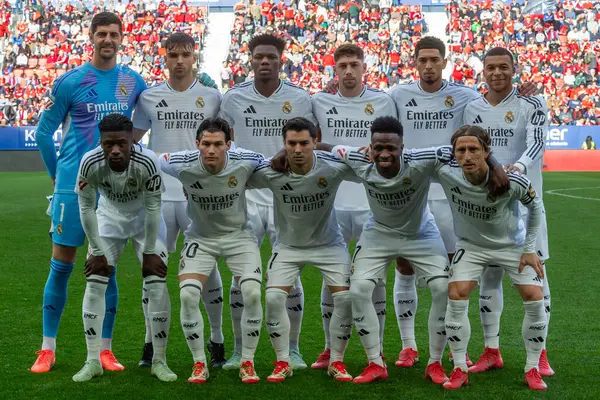 Pamplona, İspanya - 15 Şubat 2025: Pamplona 'da oynanan Osasuna ve Real Madrid ligi maçı. Gerçek Madrid oyuncuları. Avrupa şampiyonları. Lig 2024, 2025